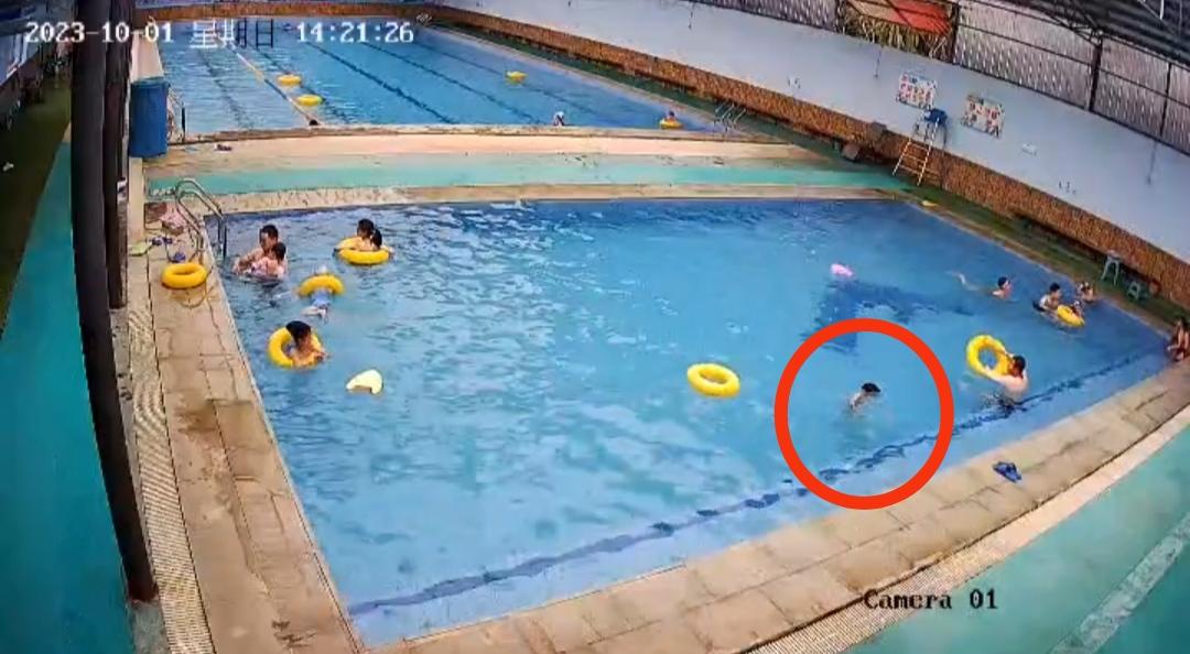 男童在游泳馆不幸溺亡：无人发现异常数分钟后才被捞起，当地多部门介入调查处理