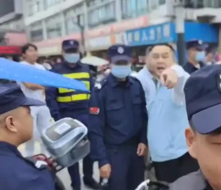 快评丨当街抢夺记者摄像机，谁给了“周主任”底气和霸气？