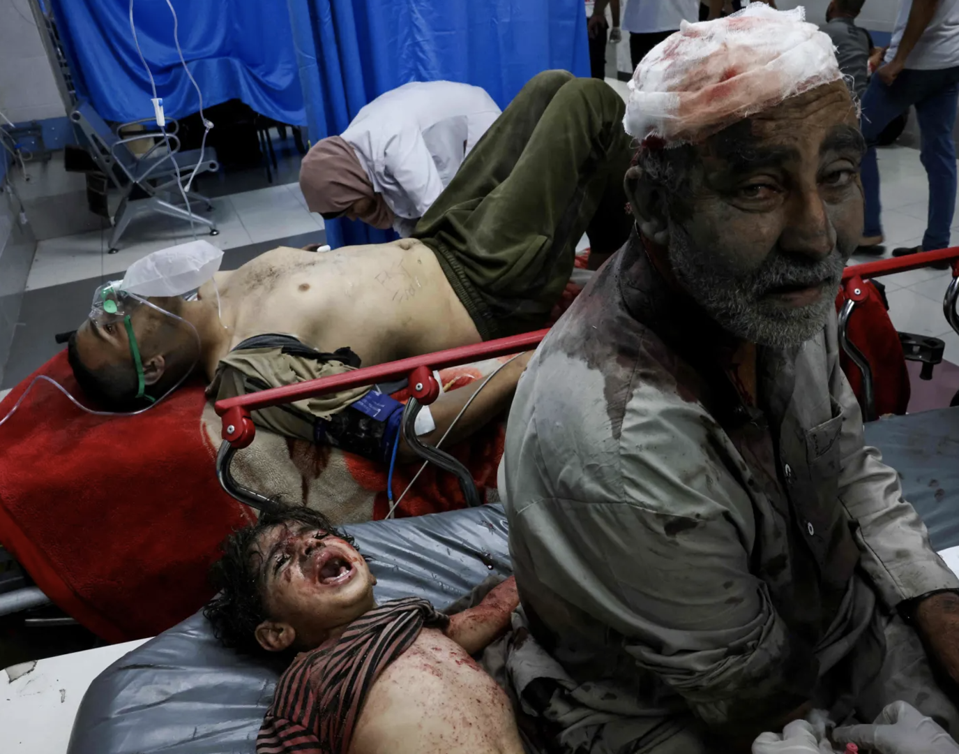 巴以冲突：加沙医院恐断电成“停尸房”，以色列医院“空气中弥漫着血腥味”