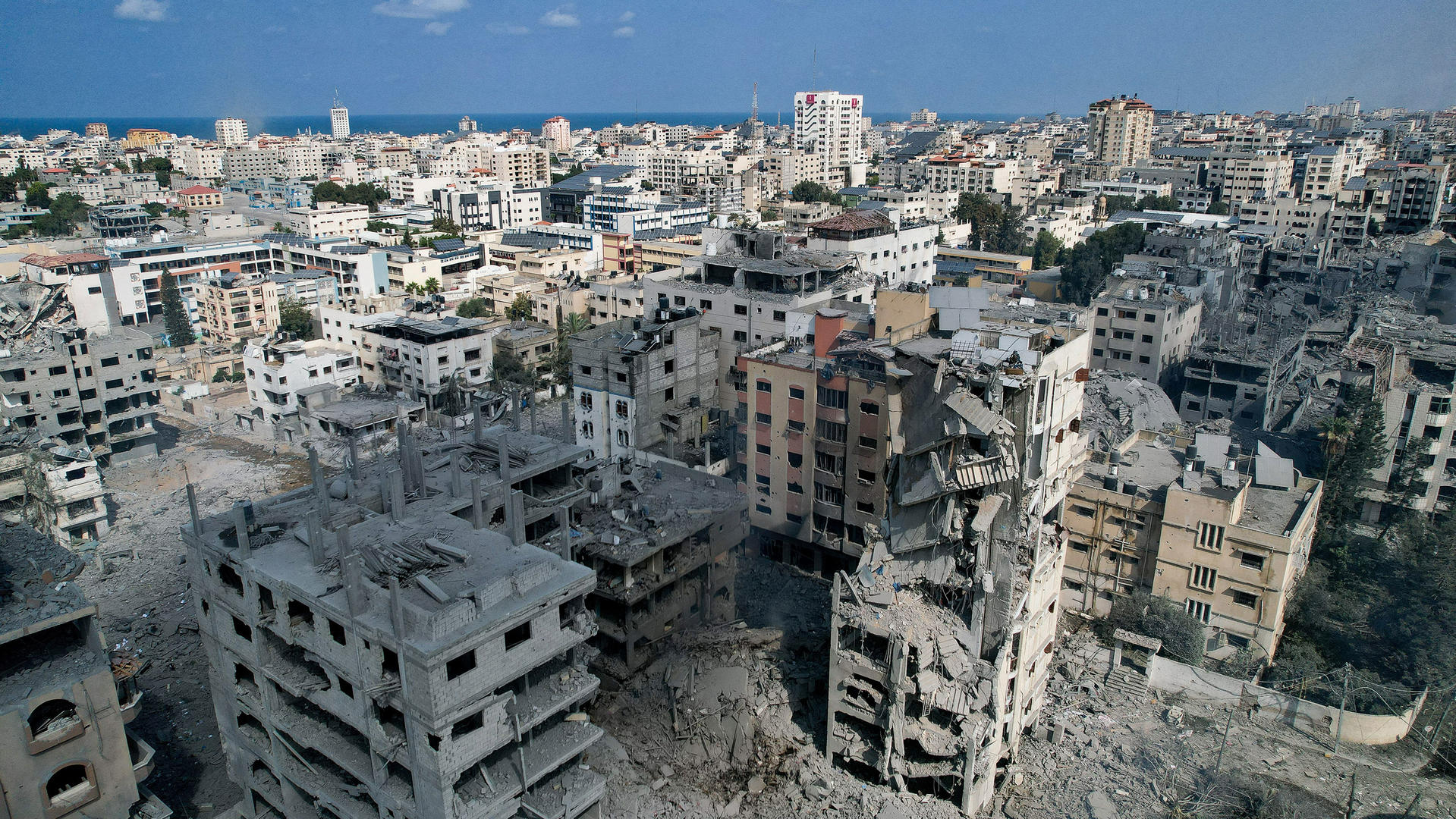 ▲10月10日，加沙城，被以军空袭摧毁的房屋和建筑物
