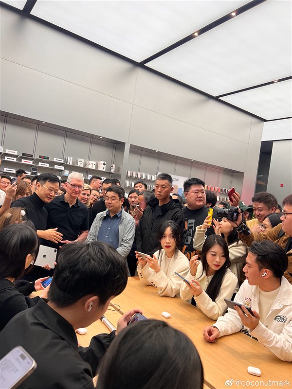 苹果CEO库克到访成都！在Apple Store现场看《王者荣耀》比赛
