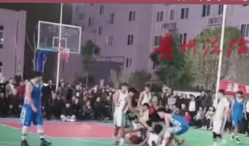 河南洛阳“村BA”篮球赛爆发冲突，有人被打倒在地 当地派出所：比赛暂停