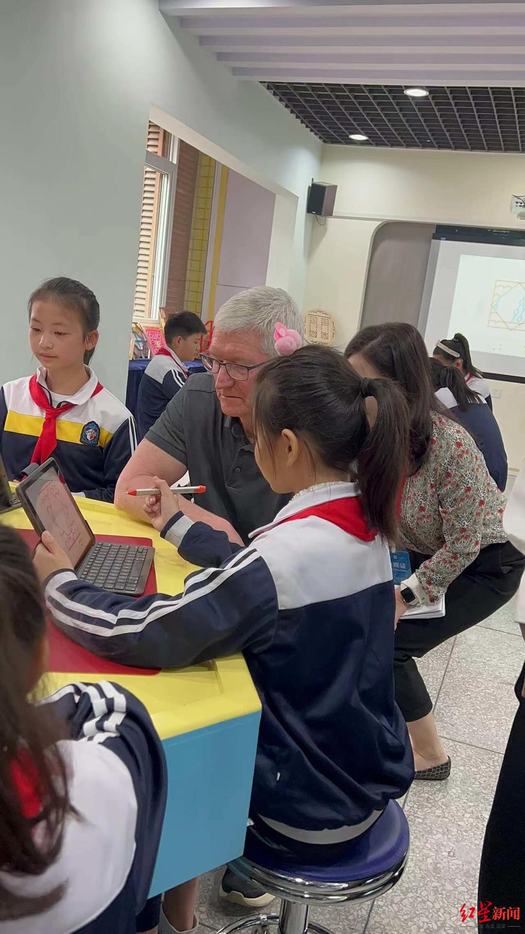 苹果公司CEO库克参观雅安雨城四小，现场观摩小学生编程