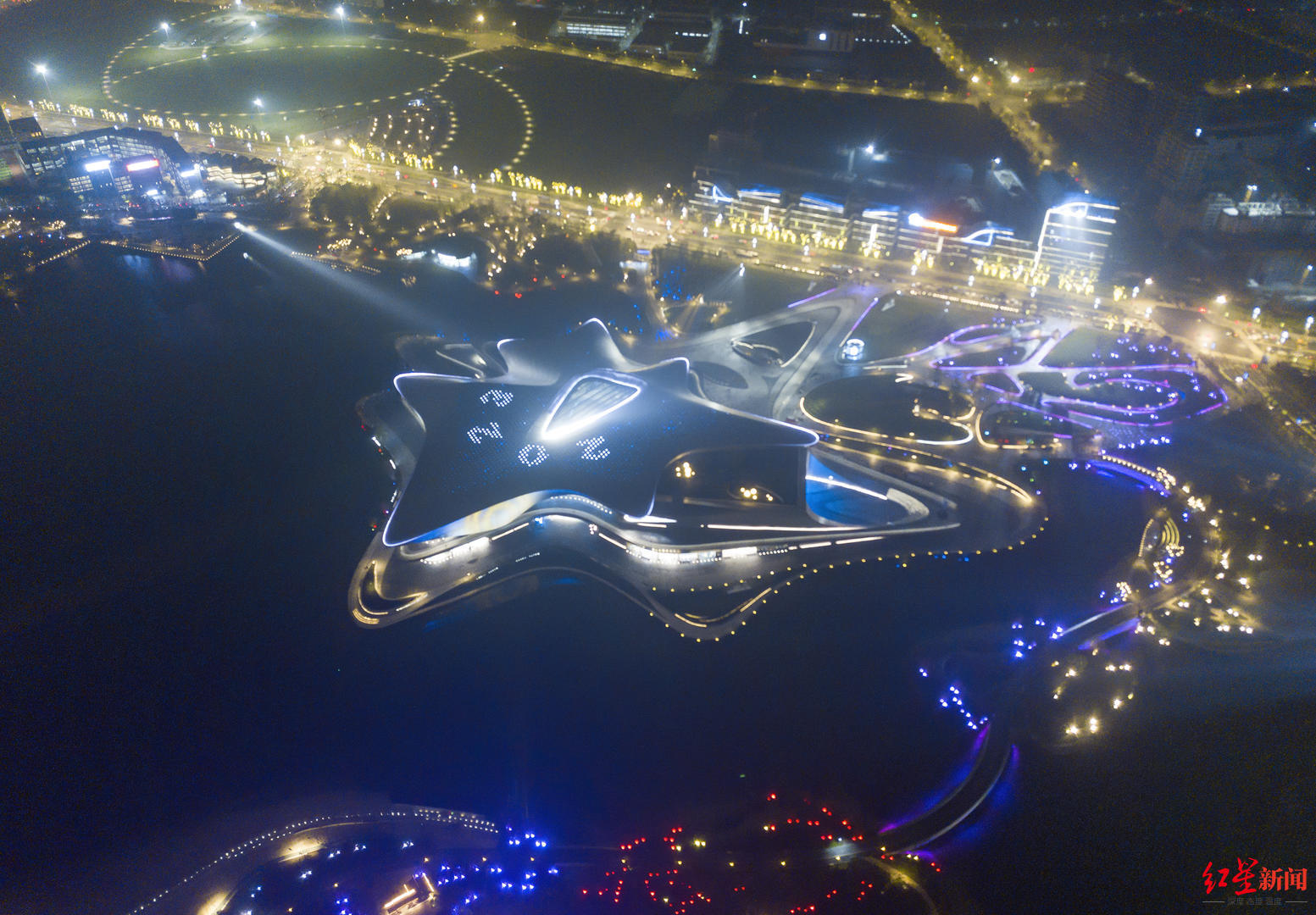 揭秘世界科幻大会开幕式上的无人机表演：1000架无人机呈现水天辉映的星空幻梦