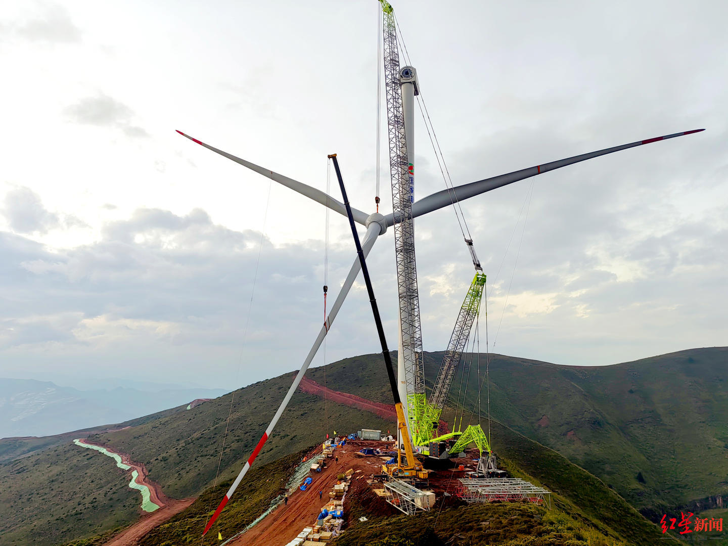 单个叶片相当于34层楼高！四川凉山单机容量最大风电项目首台风机吊装成功