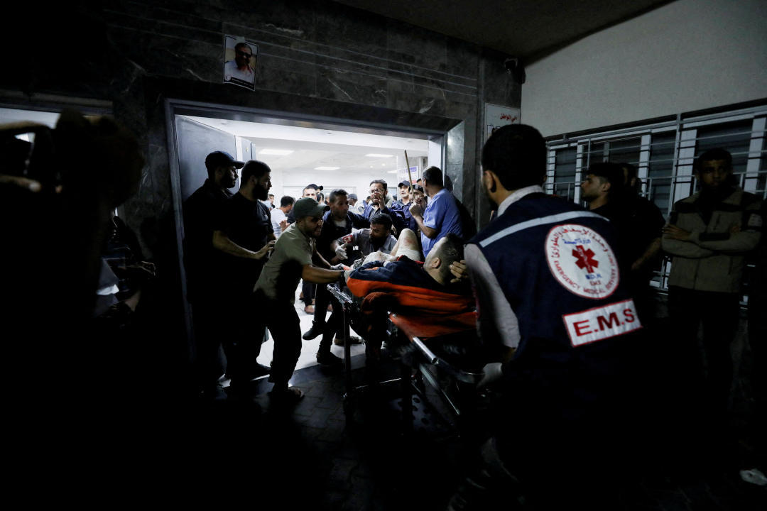 ▲10月17日，以军空袭中的伤者被送往加沙希法医院。图据新华社