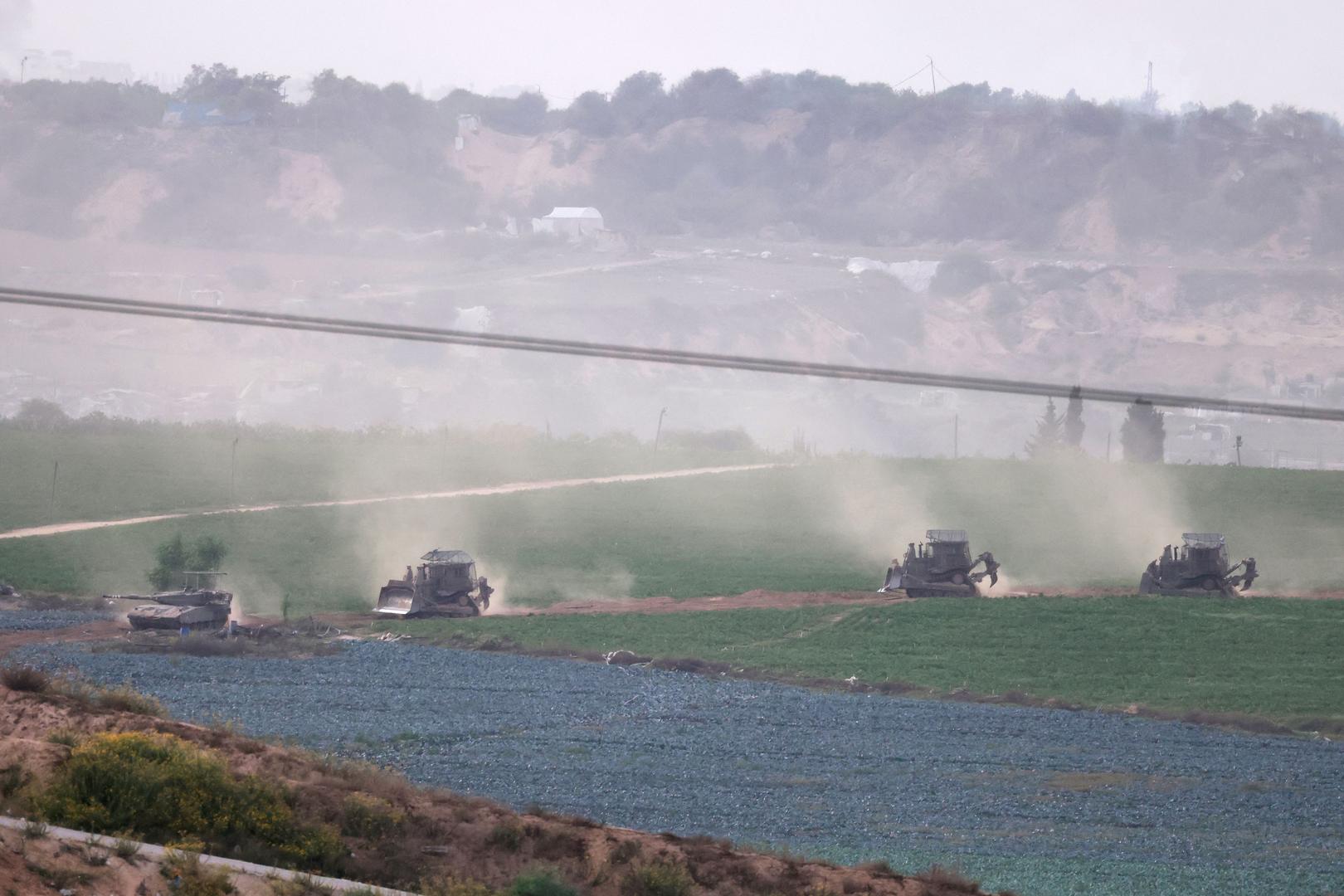 ▲10月29日，以军坦克和推土机越过边境进入加沙地带。图据视觉中国