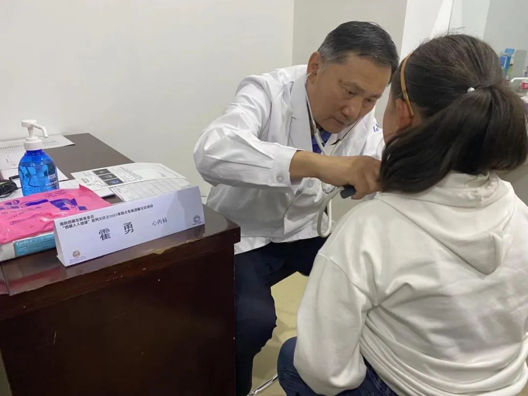 霍勇在西藏义诊为患儿做检查（张思玮/摄）