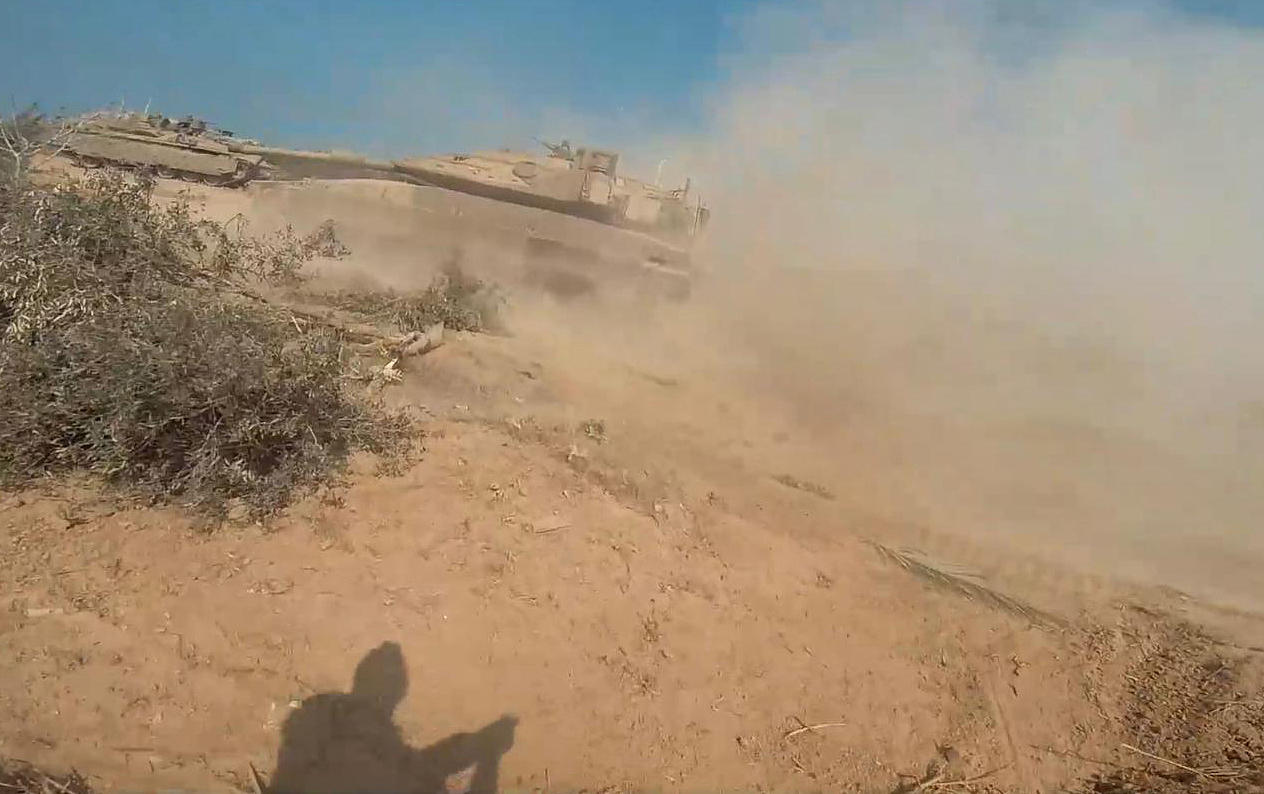 ▲11月2日，加沙地带，哈马斯下属“卡桑旅”近距离瞄准以军坦克。图据视觉中国