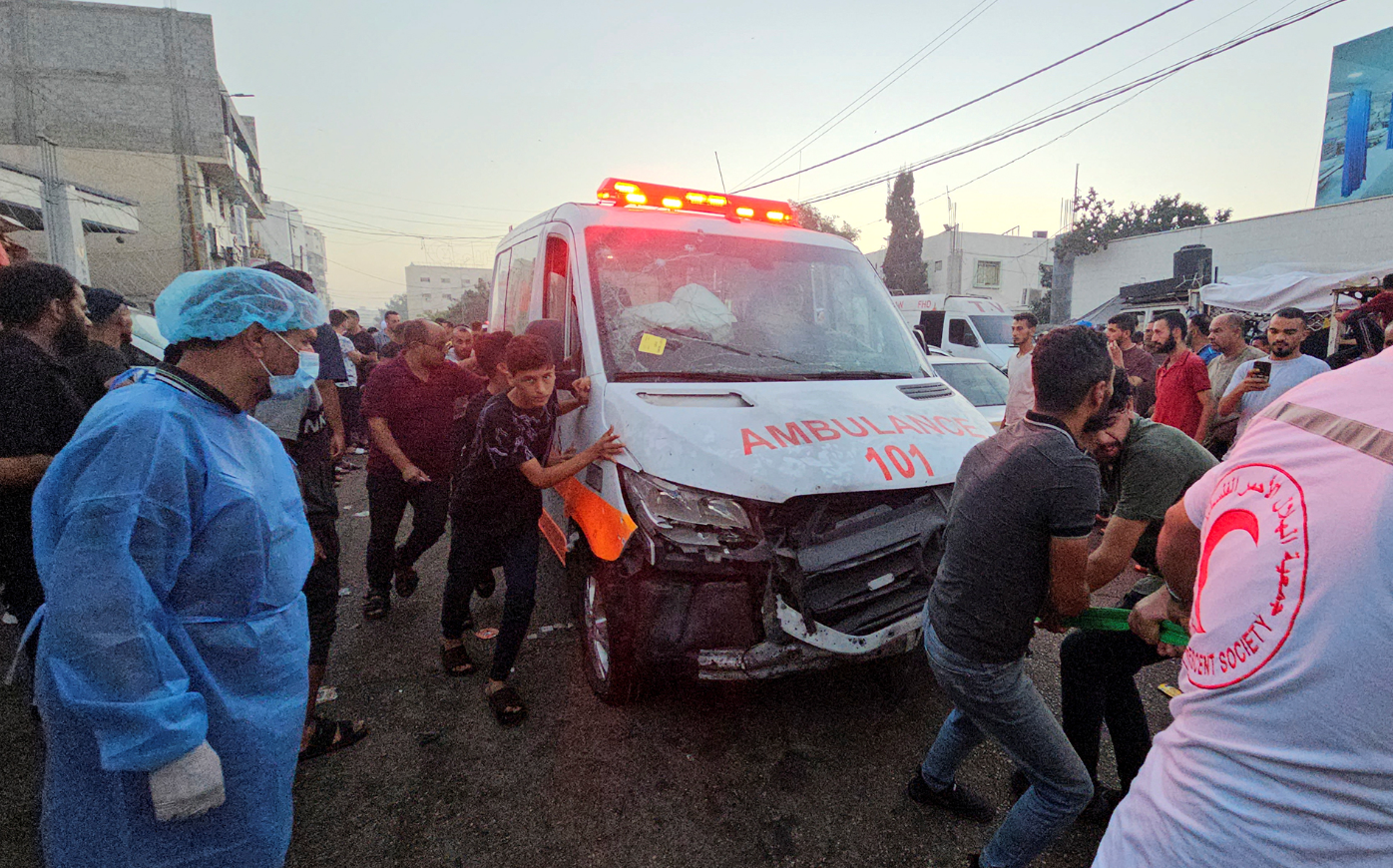 ▲当地时间3日下午，从加沙地带往拉法口岸方向行驶的救护车车队遭袭