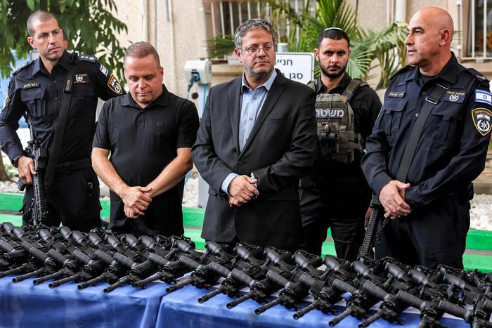 ▲以色列国家安全部长向平民警卫部队发放枪支