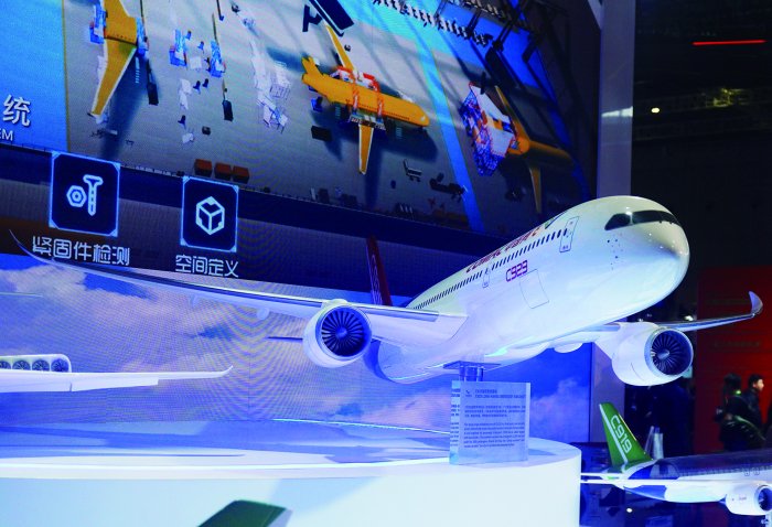 第六届进博会上展出的国产C929远程宽体飞机模型