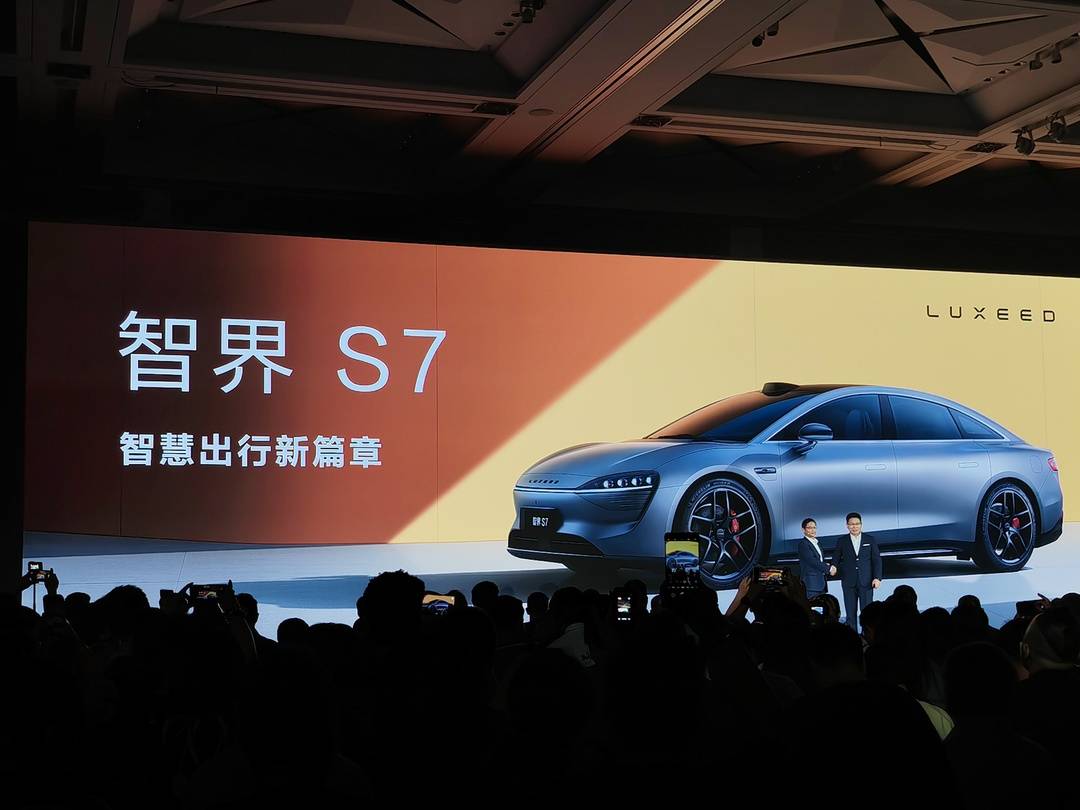 华为智选车首款轿车智界S7发布  余承东：扎根智能汽车核心技术