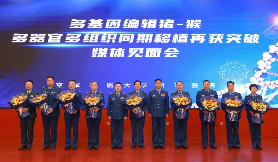 西京医院党小荣院长、张智军政委为手术团队主要成员献花祝贺