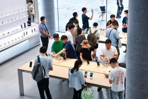 9月11日，人们在华为深圳旗舰店选购手机。(梁旭 摄)