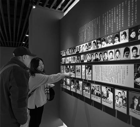在和平区新时代文明实践中心，市民观看第六届家庭家教家风图片展。辽沈晚报记者 王琳 摄
