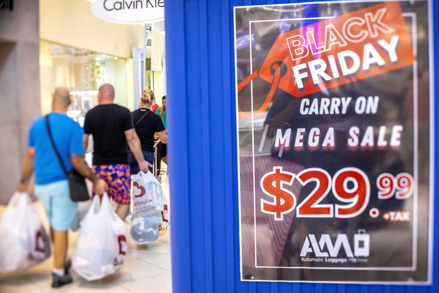 图片说明：24日，美国迎来“黑五”购物节，消费者购买打折商品。（IC photo）