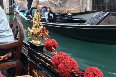 威尼斯贡多拉游船上的海马雕像