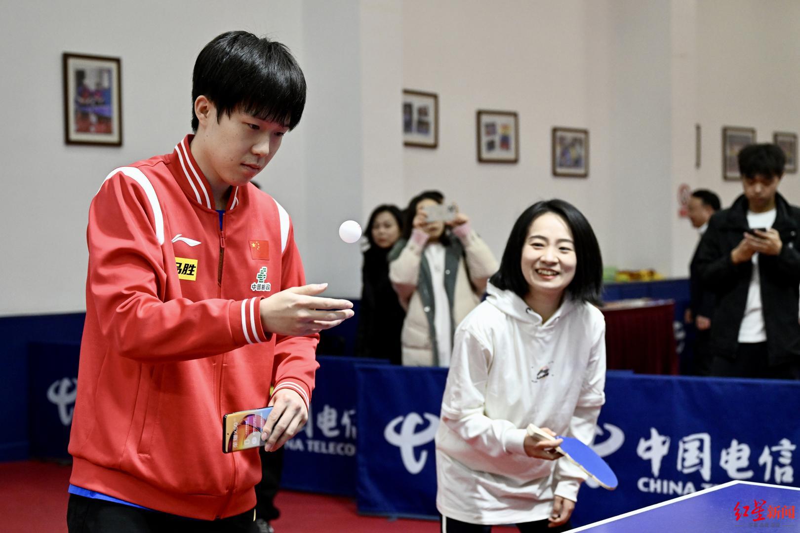 王楚钦与乒乓球爱好者一起“过招”