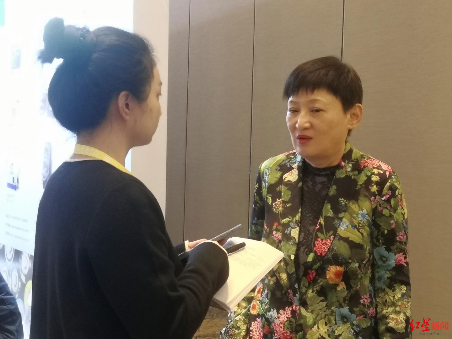▲陈鹏（右）接受红星新闻记者采访