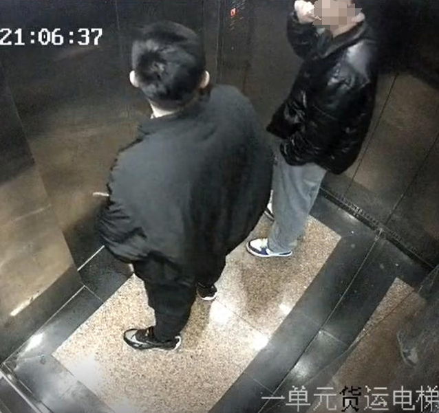 男子在电梯里小便被曝光引网友谴责 警方：已找到当事男子，将依法处理