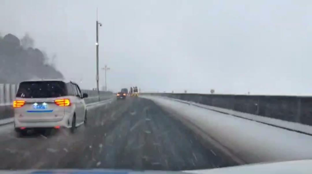 持续低温降雪！雅西高速拖乌山路段西昌至成都方向交通管制