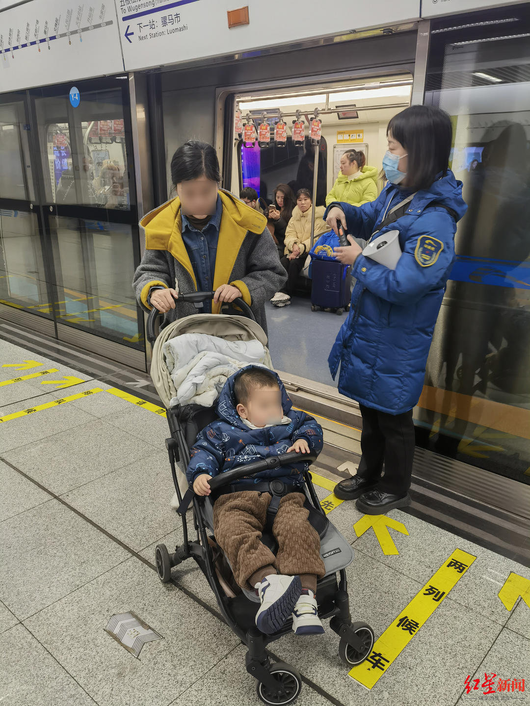 婴儿车上了地铁母亲却没上，急得哭！5分钟，一群好心人接力寻回