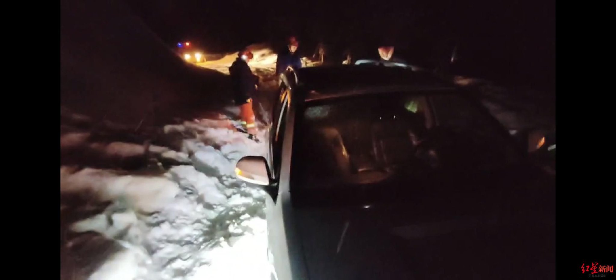 车辆陷入积雪！3名游客自驾被困云南孔雀山景区，怒江消防连夜救援脱险