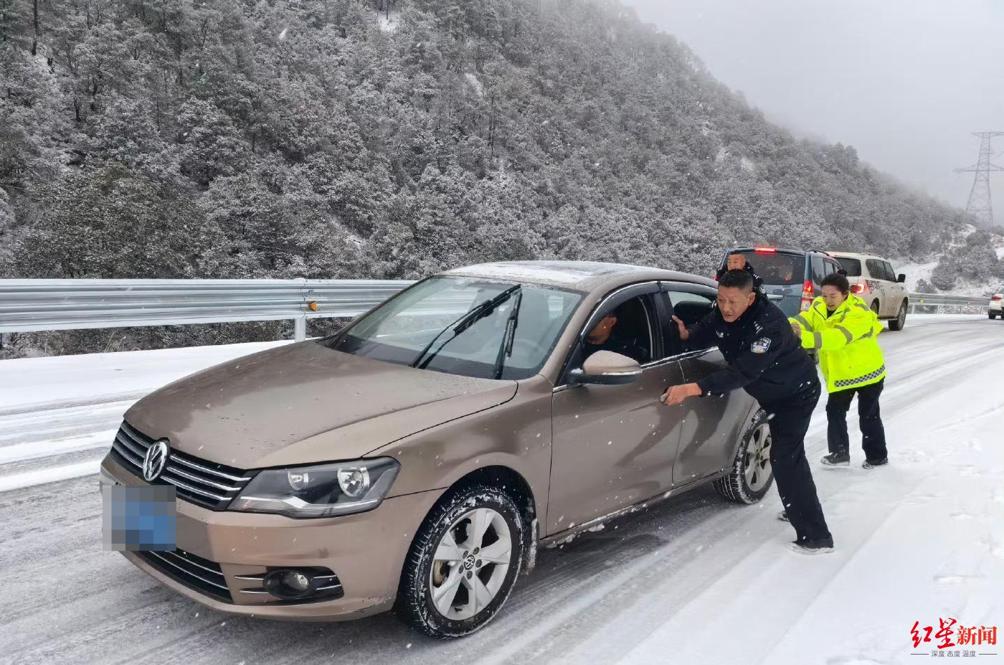 四川凉山多地出现降雪天气，多条国省道交通管制