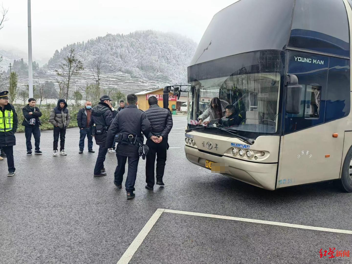 无营运许可证！山东籍大巴司机载40余乘客“冲关”被警方成功拦截，司机被控制