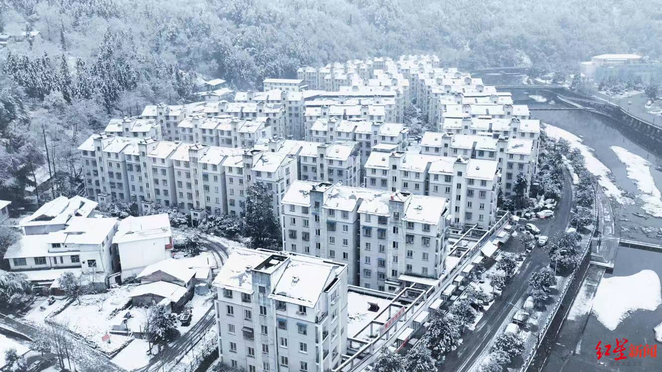 四川青川县城加入下雪“群聊”，人们纷纷走出家门赏雪景