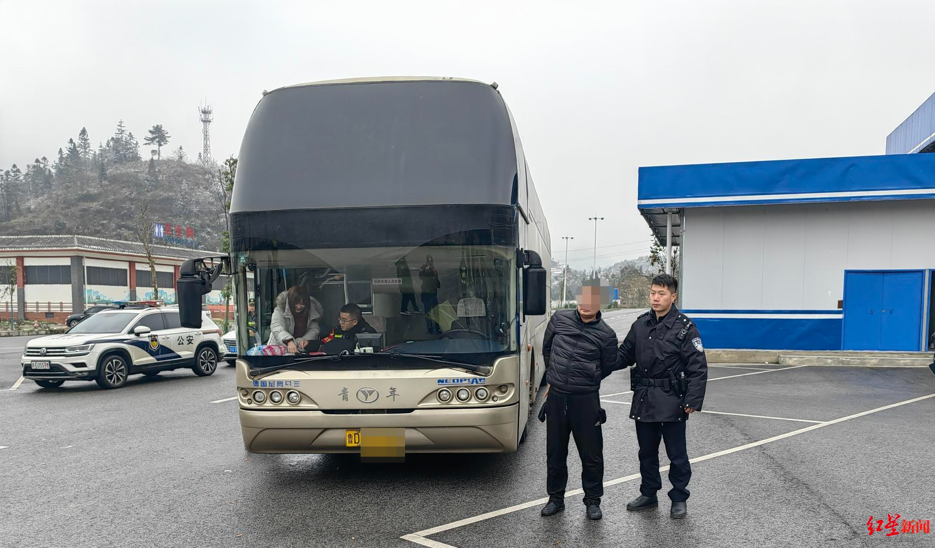 ▲鲁某和大巴车被控制 图据警方