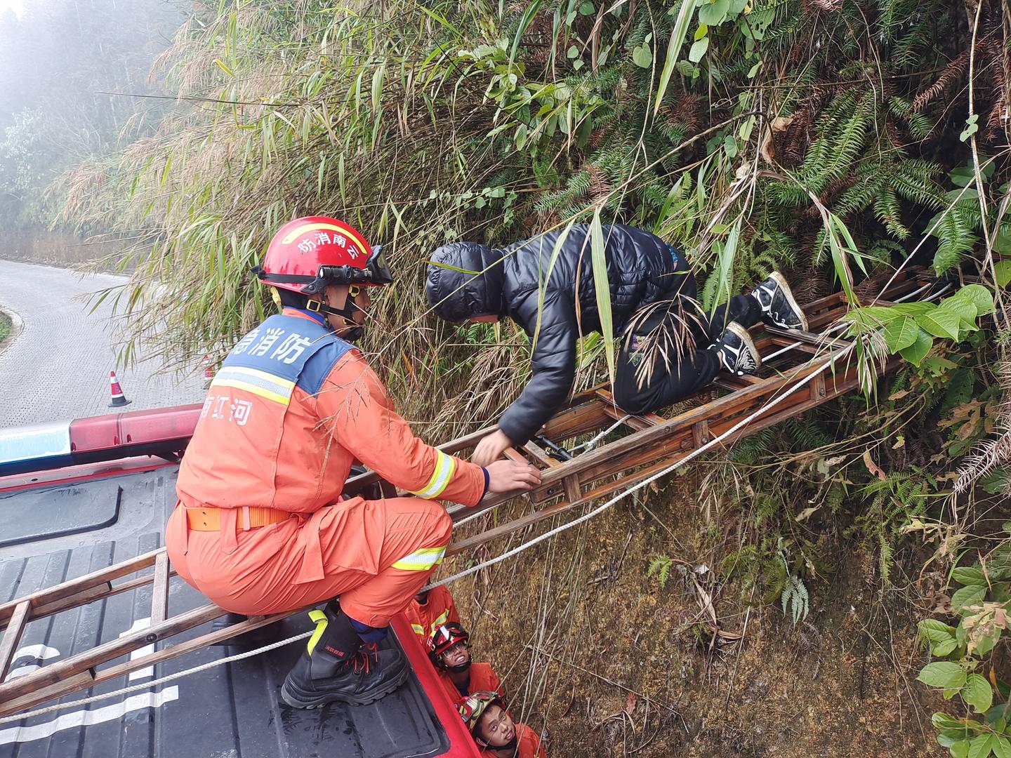 云南两小孩大雾天被困山林陡坡：幸亏带了手机，求助119后被“定位”营救