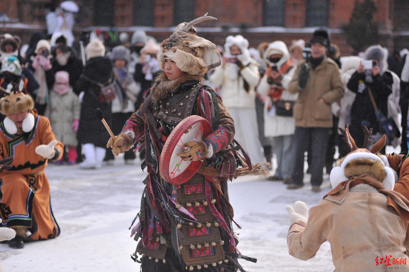 ▲1月23日，哈尔滨，道里区建筑艺术广场上，鄂伦春族舞蹈吸引众多游客驻足观看。据视觉中国