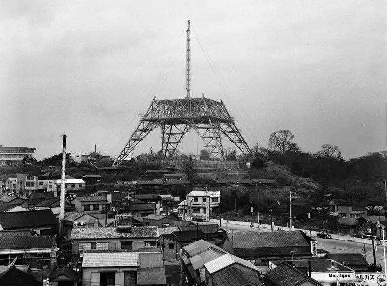 （题图：建设中的东京塔，1958）