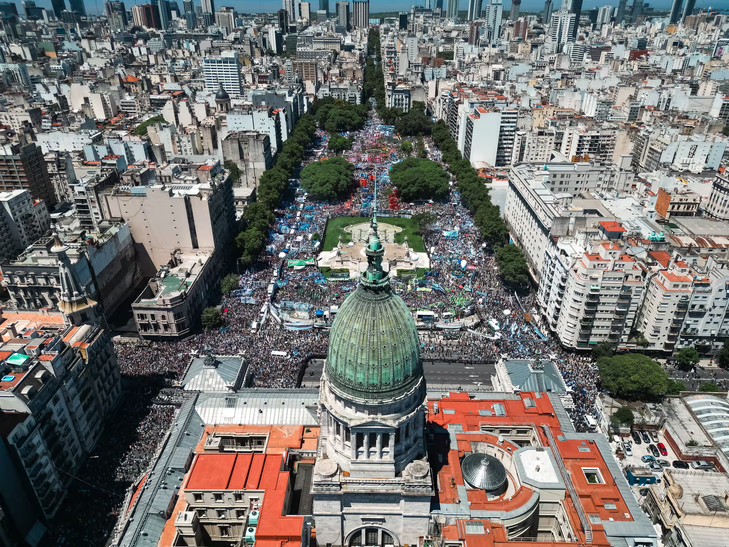 不满新总统“休克疗法”，阿根廷爆发全国大罢工，国家“全面瘫痪”12小时
