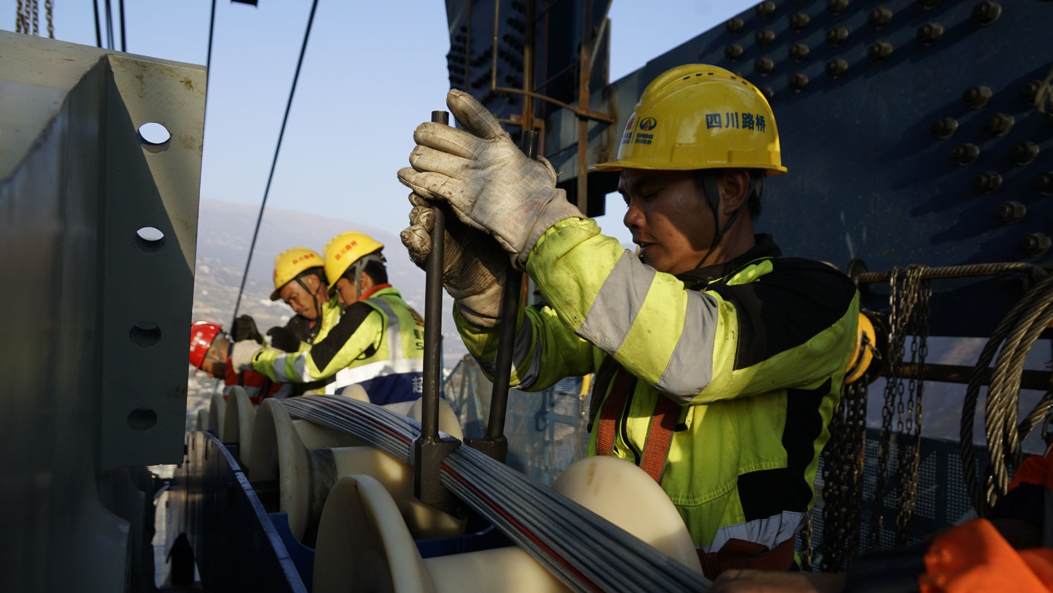 单根主缆可吊起航母！沿江高速“超级工程”卡哈洛金沙江大桥完成主缆架设