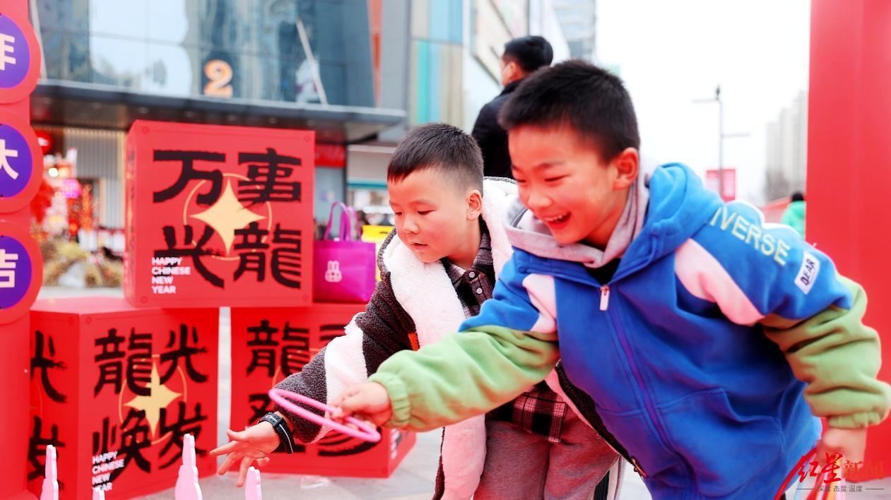 机器人写春联、“汽车机器人”试驾……龙泉驿推出暖冬迎春消费季“趣味大餐”