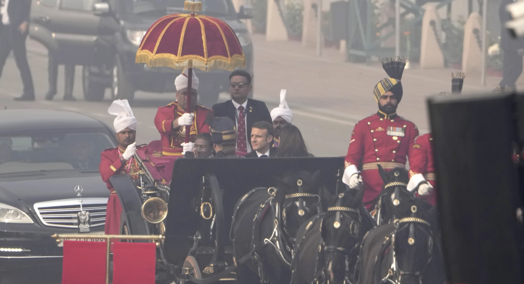 ▲印度总统同法国总统搭乘活动马车前往观礼台