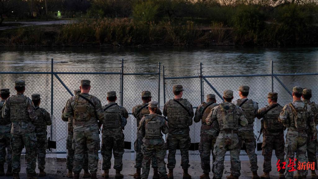 ▲1月12日，得克萨斯国民警卫队士兵在格兰德河河岸站岗
