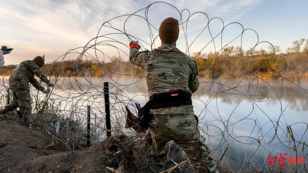 ▲1月10日，得克萨斯州国民警卫队士兵在河边安装额外的铁丝网
