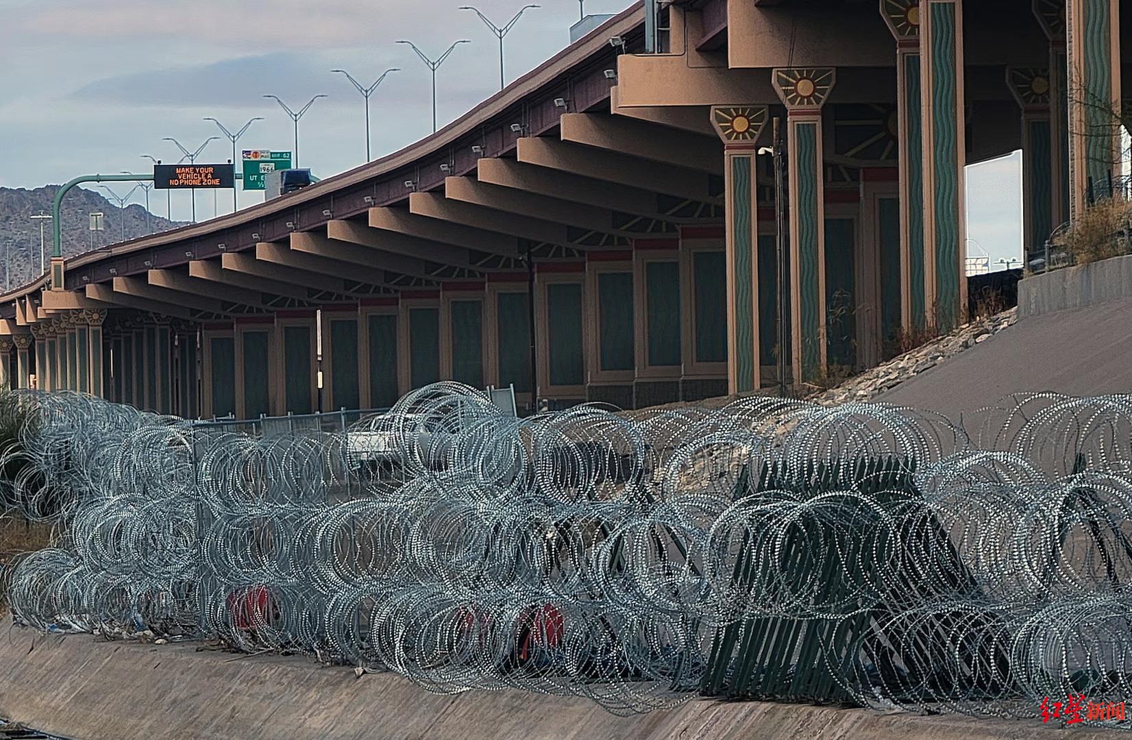 ▲1月25日，墨西哥与美国边境墙上的铁丝网