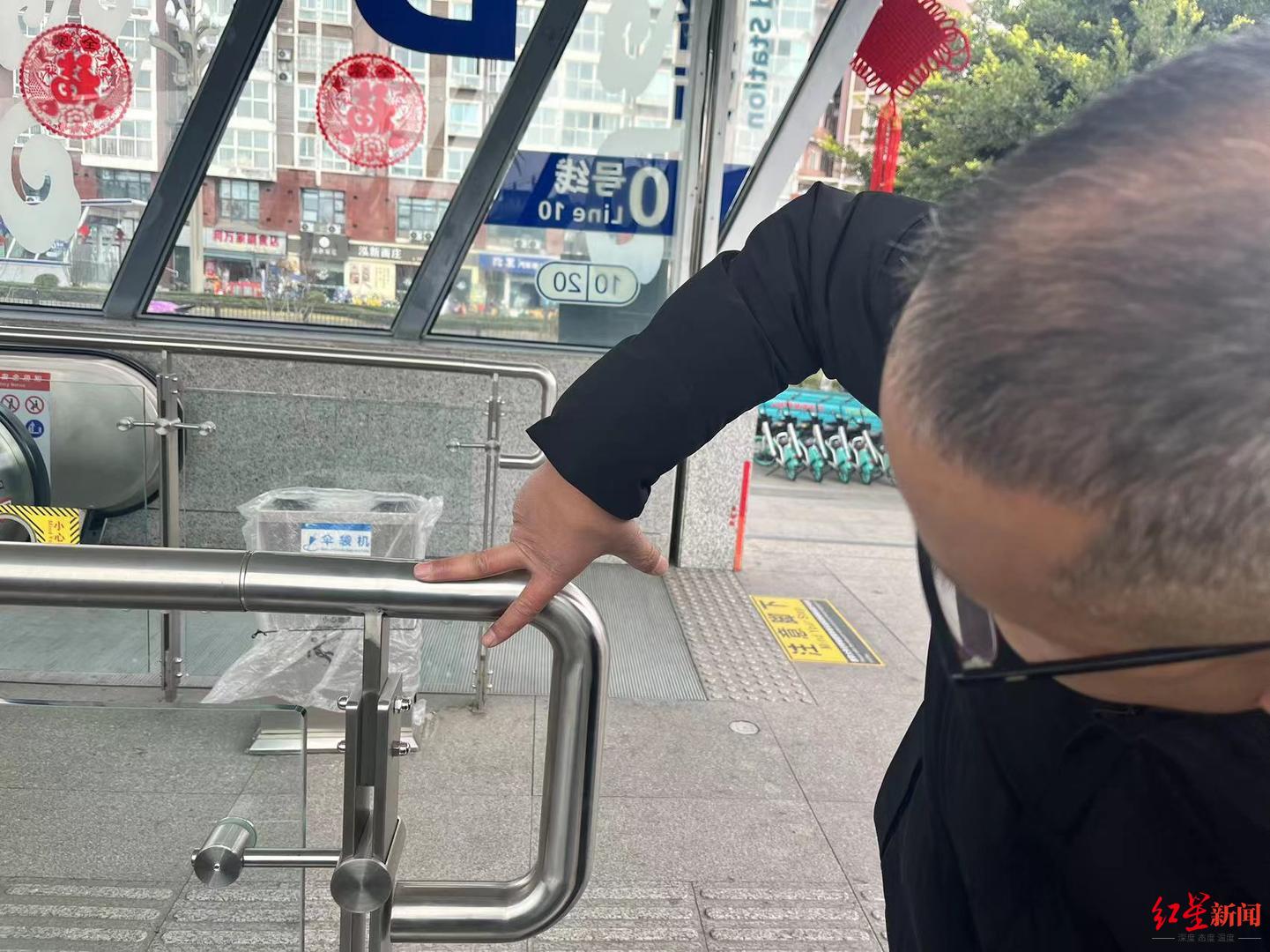 ▲在成都地铁10号线儒林路站B口，进出口的扶手盲文，可以有效为视障朋友指路