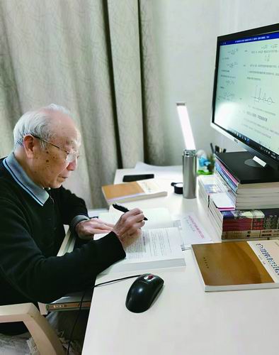  退休后，陈崇希把科研当成乐趣。受访者供图
