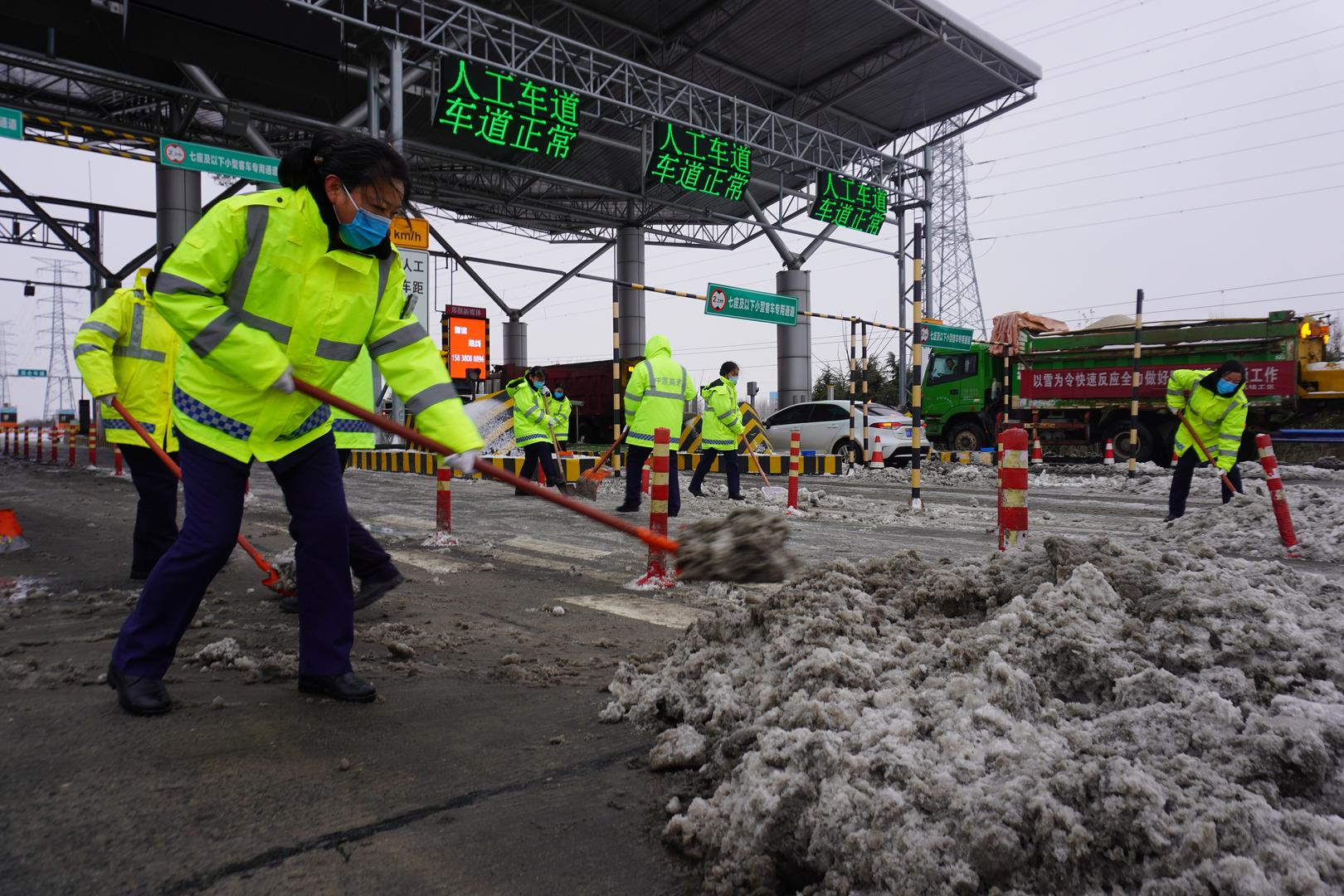 ▲2月1日，工作人员在郑州机场高速郑州南站清除积雪 据视觉中国