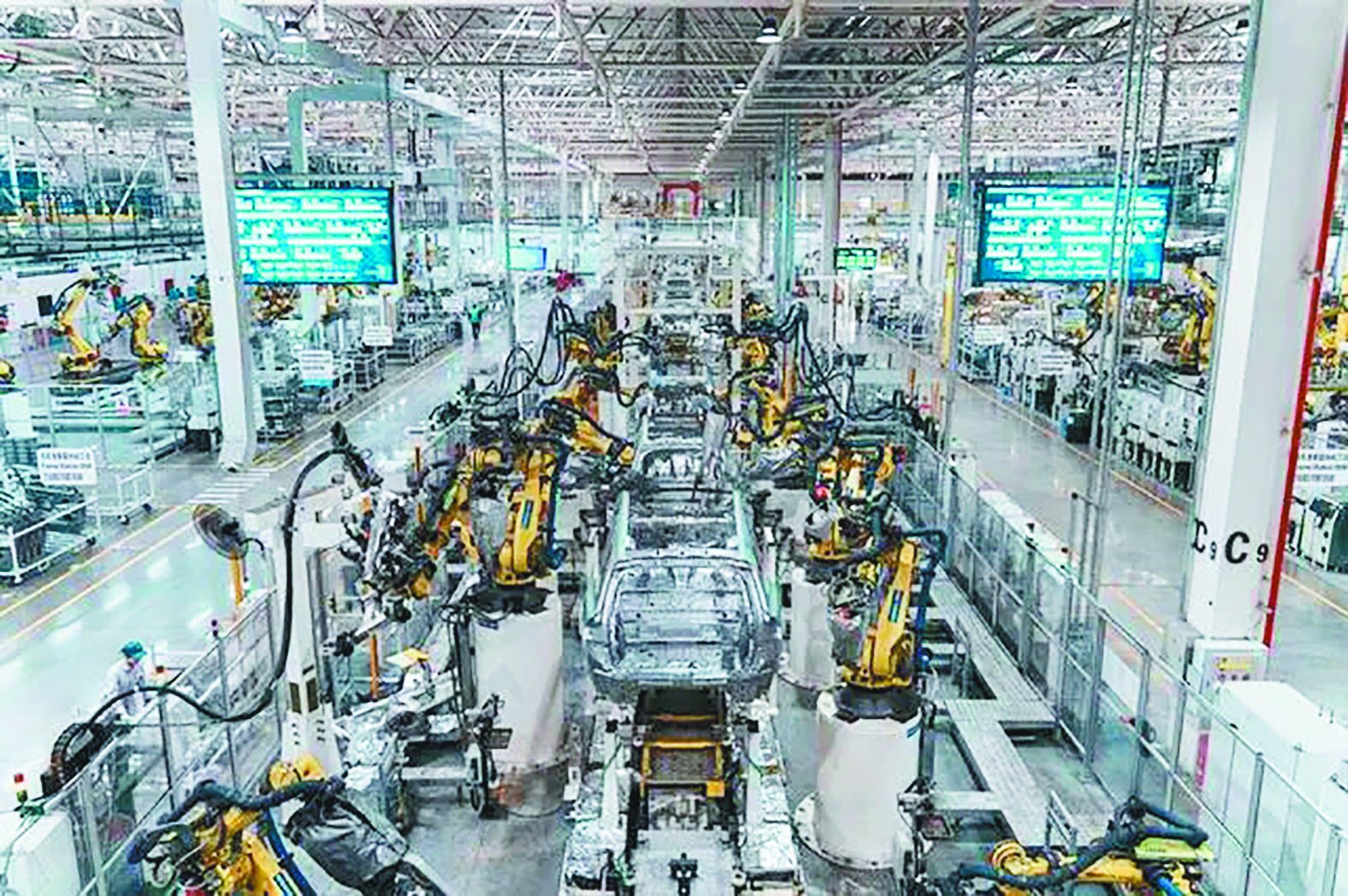 赛力斯汽车智慧工厂焊装车间正在生产AITO问界新M7