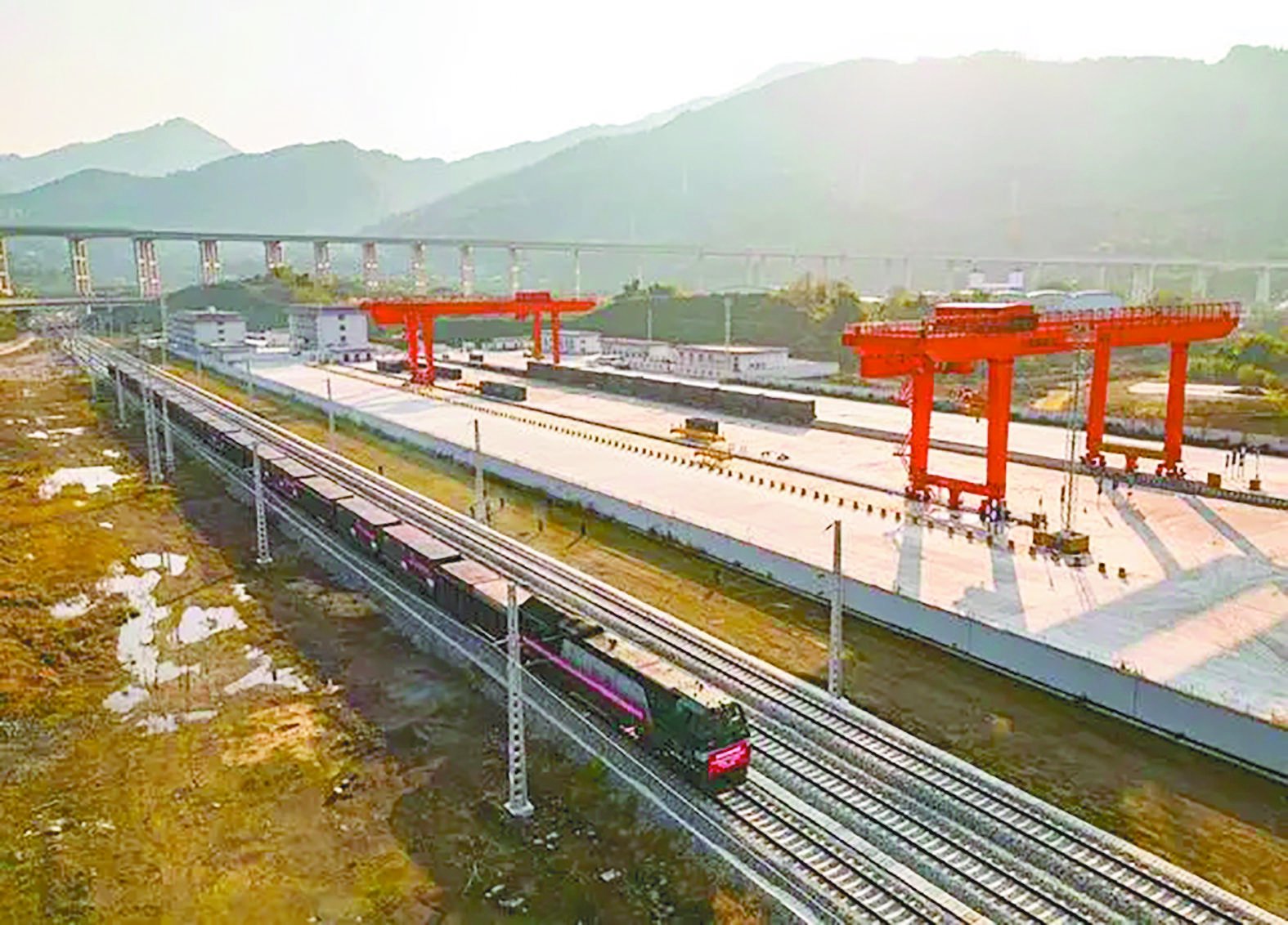2024年1月4日，西部陆海新通道保税进口粮食直达专列抵达重庆万州新田港站。