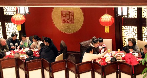 2024年2月9日除夕，人们在江苏省苏州市一家餐馆内享用团圆饭。新华社发（杭兴微 摄）