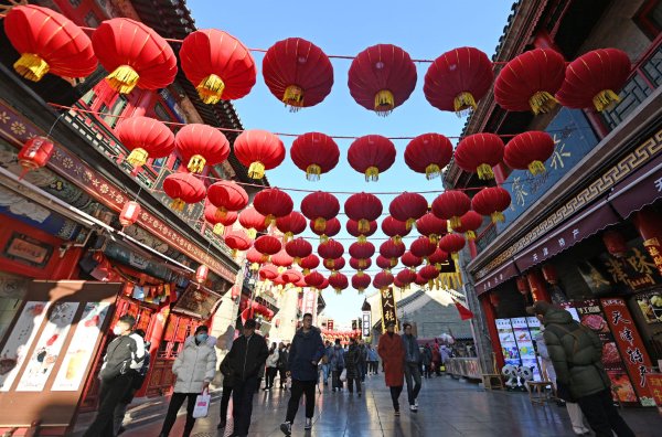   游客在天津古文化街游览（2024年2月10日摄）。新华社记者 赵子硕 摄