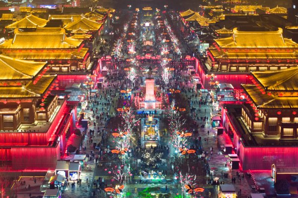   这是2024年2月2日拍摄的西安大唐不夜城景色（无人机照片）。新华社记者 邵瑞 摄